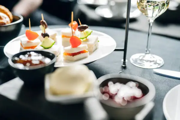 Ein Teller mit kunstvoll angerichteter Speise auf einem Tisch.