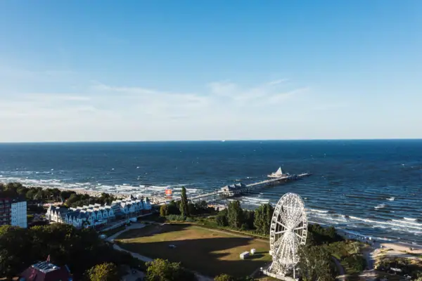 Heringsdorf von oben Ein großes Gewässer mit einem Riesenrad und einem Pier.