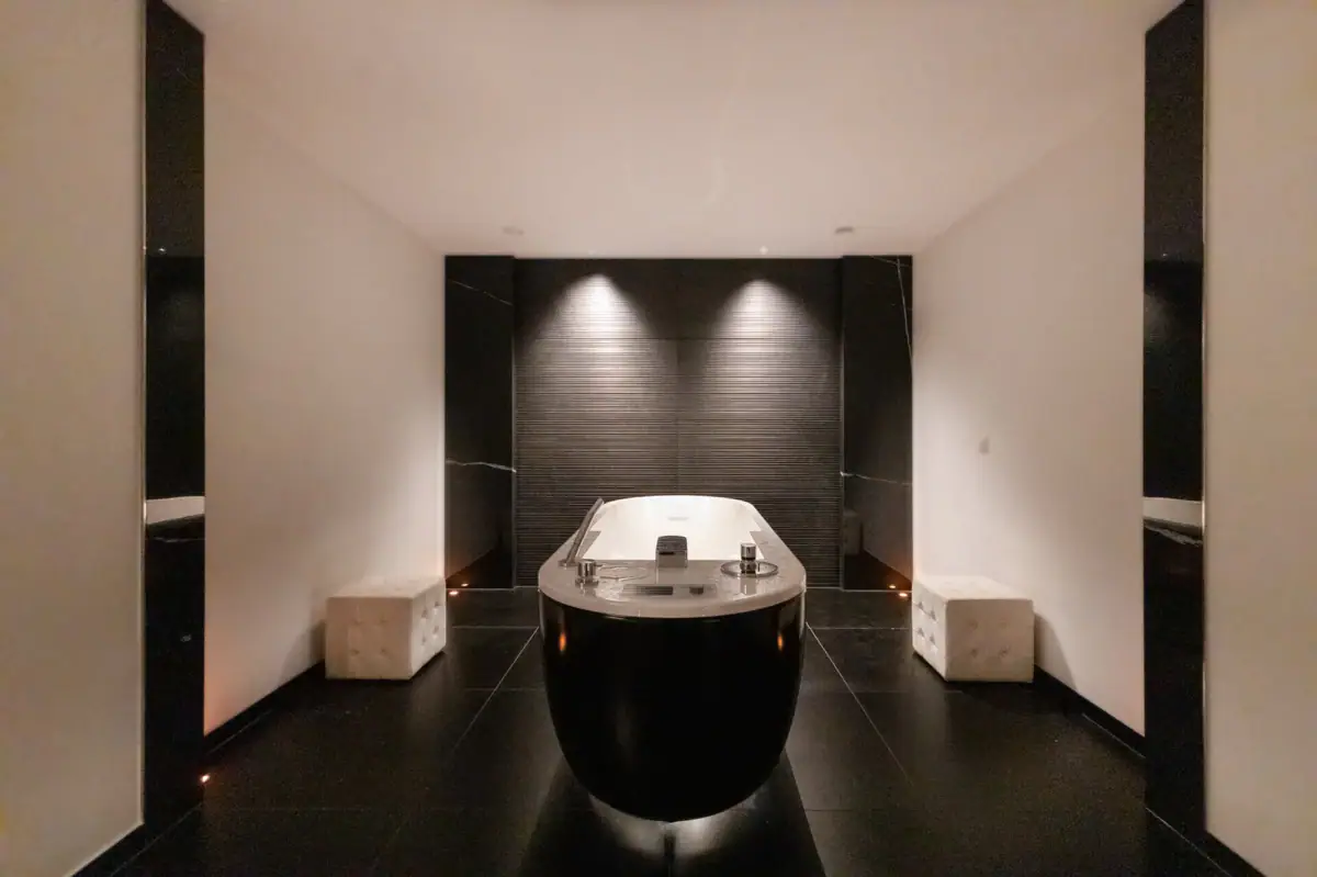 Badewanne in einem Raum