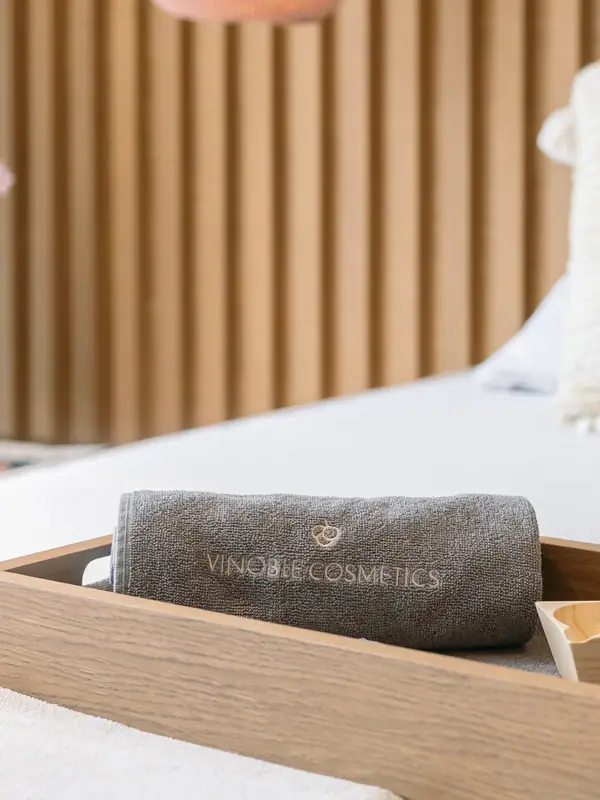 Holztablett mit Gegenständen darauf in einem Schlafzimmer.