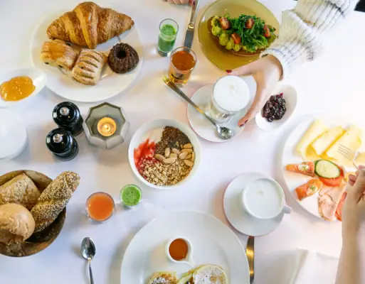 Frühstück Ein Tisch mit verschiedenen Speisen und Geschirr.