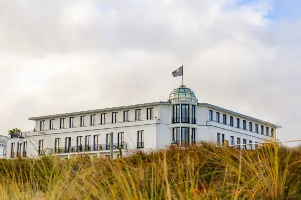 Ein Gebäude mit einer Flagge auf dem Dach.
