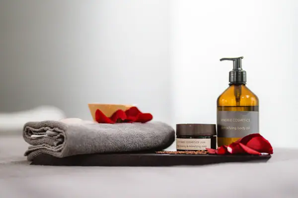 Ein Handtuch neben einer Flasche Flüssigkeit.