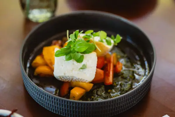 Tellerwerk Travemünde Eine Schüssel mit Essen auf einem Tisch.