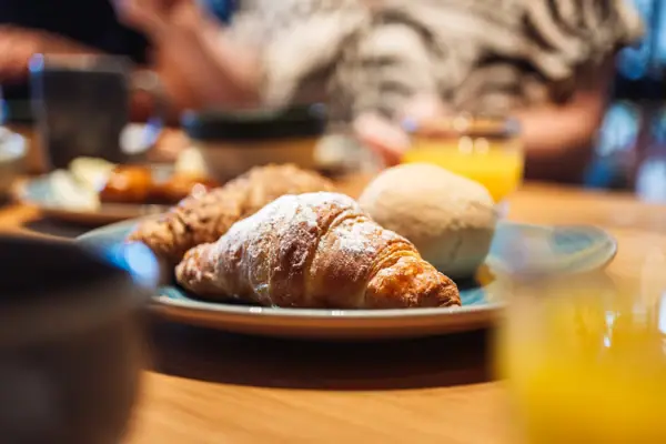 Ein Teller mit Essen auf einem Tisch.