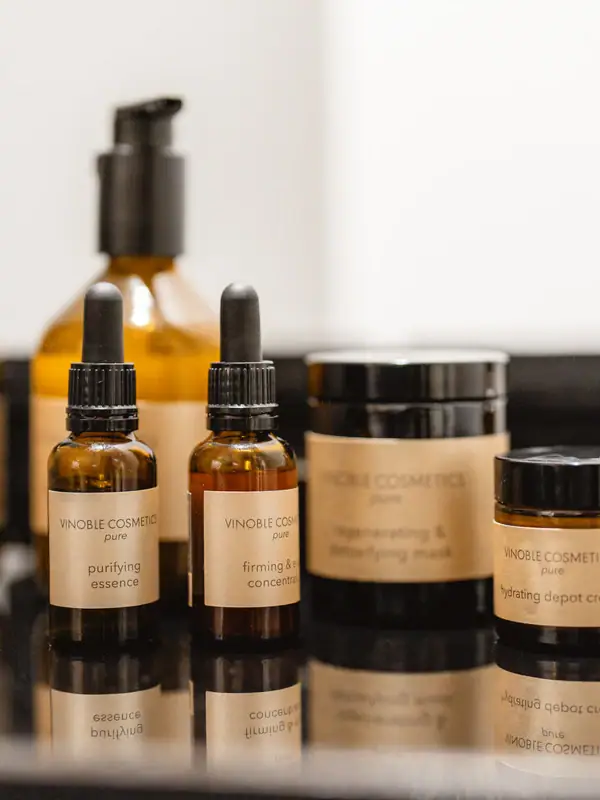 Eine Gruppe von Kosmetikflaschen