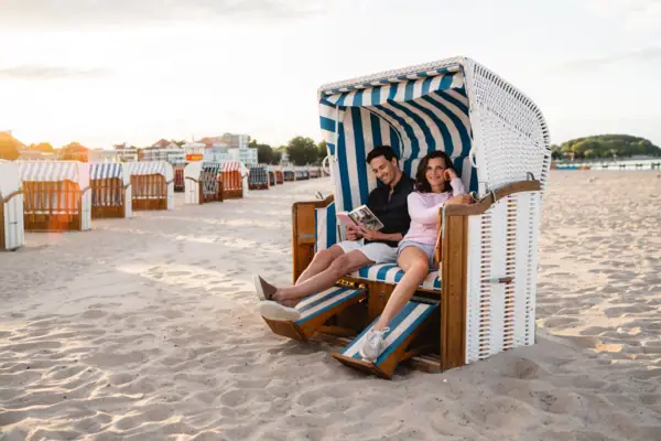 Ein Mann und eine Frau sitzen in einem Strandkorb.