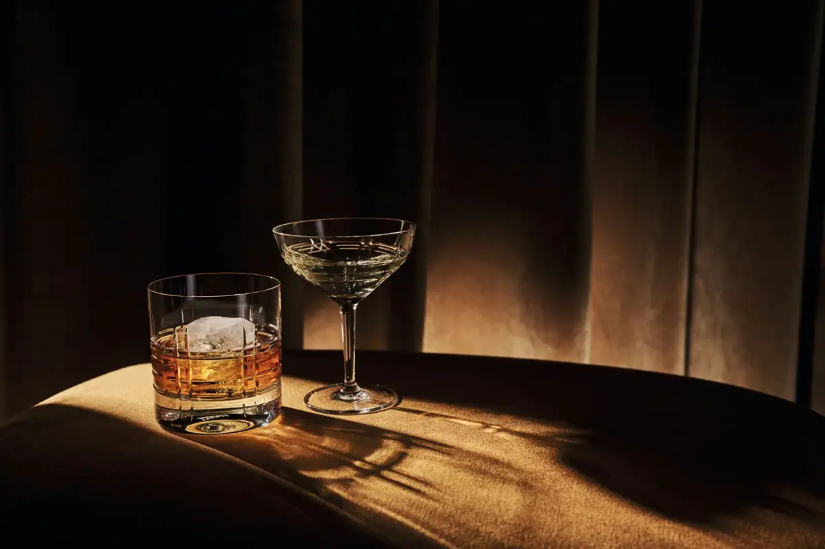 Klassiker und neue Kreationen finden sich in unserer Barkarte Drinks die Schatten und Licht werfen und vor einem dunklen Hintergrund inszeniert wurden.