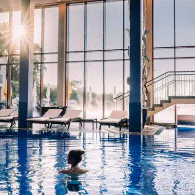 Pool in Travemünde Eine Frau in einem Swimmingpool.