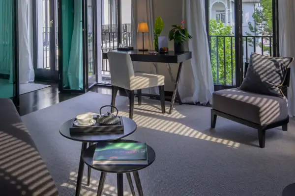 Zimmer Ein Zimmer mit einem Tisch und Stühlen.