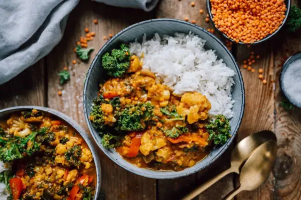 Curry Eine Schüssel mit Reis und Brokkoli.