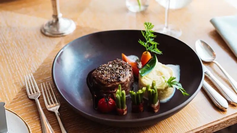Ein Teller mit Essen auf einem Tisch.