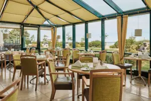 Weingarten Ein Zimmer mit Tischen und Stühlen.