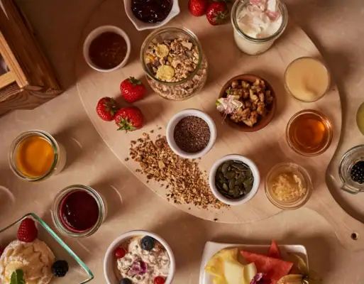 Ein Tisch mit verschiedenen Speisen und Geschirr.