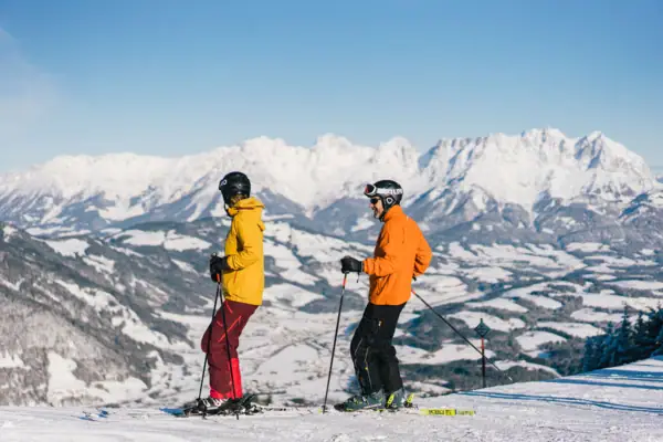 Ein Paar auf Skiern auf einem verschneiten Berg.