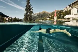 Außenpool Ein Mann schwimmt in einem Außenpool.