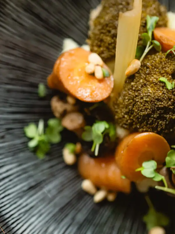 Gericht auf Teller Ein Teller mit Brokkoli und Karotten.