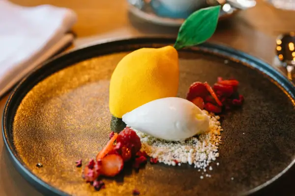 Ein Teller mit Essen auf einem Tisch.