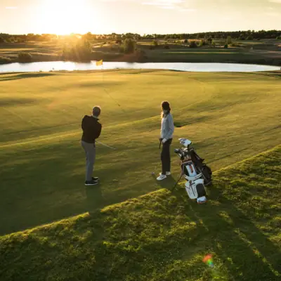 Ein Mann und eine Frau stehen auf einem Golfplatz.