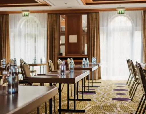 Ein Raum mit Tischen und Stühlen.