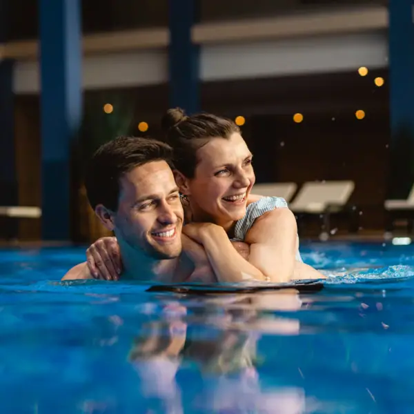 SPA-ROSA Travemünde Ein Mann und eine Frau im Schwimmbecken.
