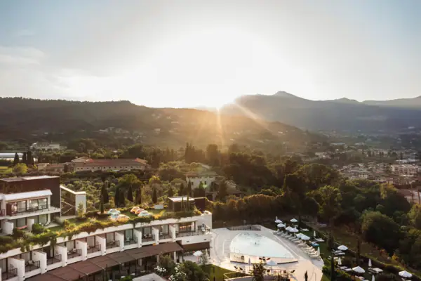 Sunset Pop-Up Lounge Bar Sonne scheint über dem A-ROSA Gardasee. Die kleinen Fiat 500 sind zu sehen.