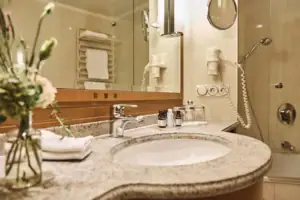 Badezimmer Badezimmer mit Waschbecken und Spiegel