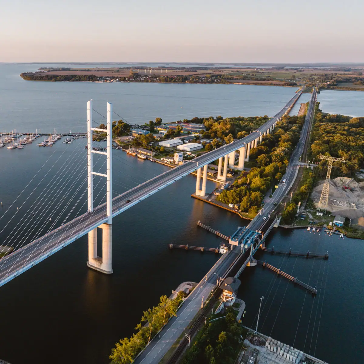 Rügenbrücke Die Rügenbrücke aus der Vogelperspektive mit Wasser, Booten und Rügen im Hintergrund