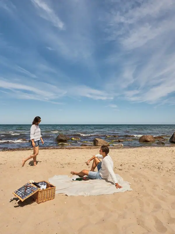 Ein Mann und eine Frau am Strand.