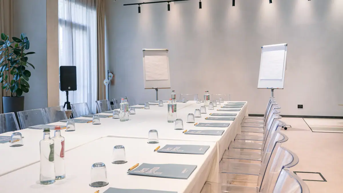 Moderner Tagungsraum im A-ROSA Gardasee Heller Konferenzraum im A-ROSA Gardasee mit Block-Bestuhlung, Flipcharts und moderner Ausstattung für Tagungen und Workshops.