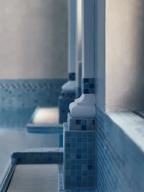 Eine Reihe blauer Fliesen an einer Wand.