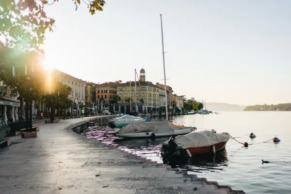 Gardasee Boote auf dem Wasser neben einem Steg