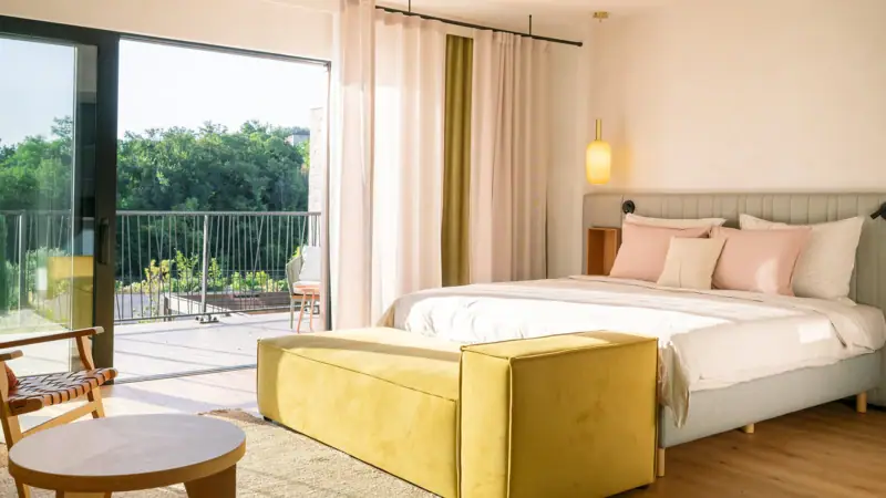 Zimmer & Suiten Eine Juniorsuite mit einem Bett und einem Sofa.