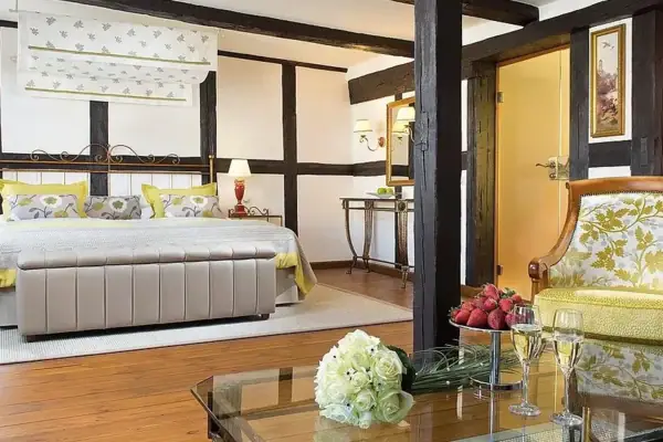 Schlafzimmer mit Bett und Glastisch