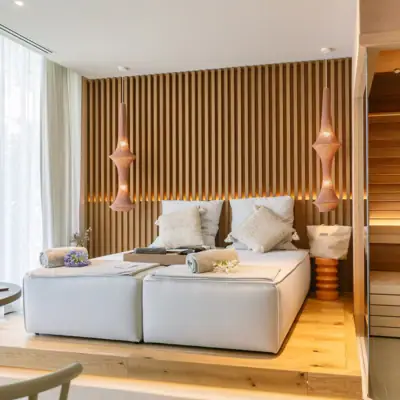 Day-SPA Suiten im A-ROSA Gardasee Zimmer mit Bett und Sauna.