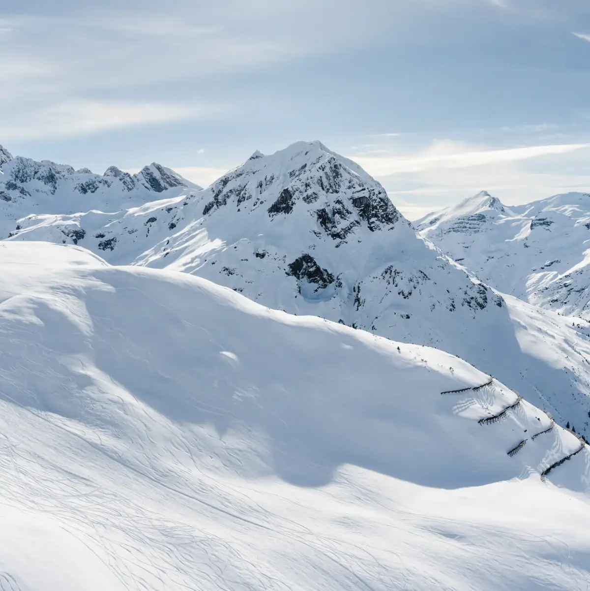 Verschneiter Berg unter blauem Himmel.