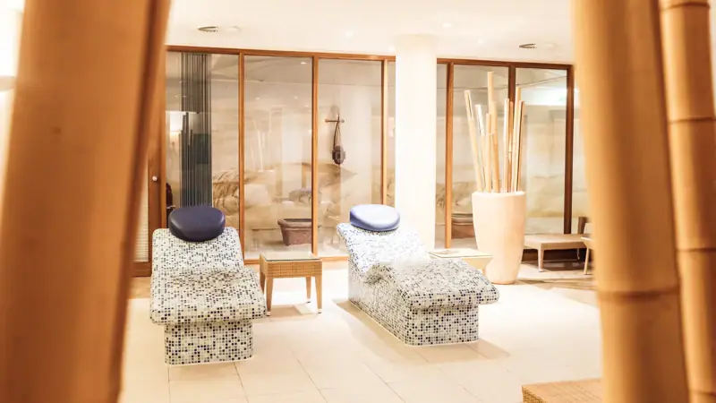 Ein Raum mit Stühlen und einer Glaswand.