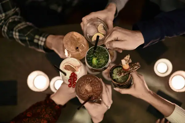 Eine Gruppe von Personen hält Getränke.