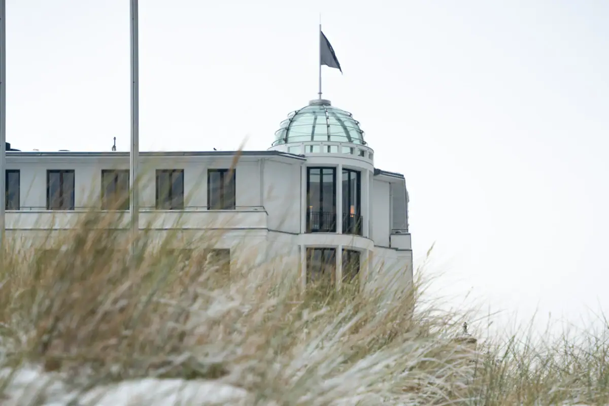 Ein Gebäude mit Schnee auf dem Boden.