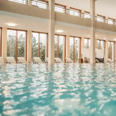 Ein Schwimmbecken mit Stühlen in der Mitte.