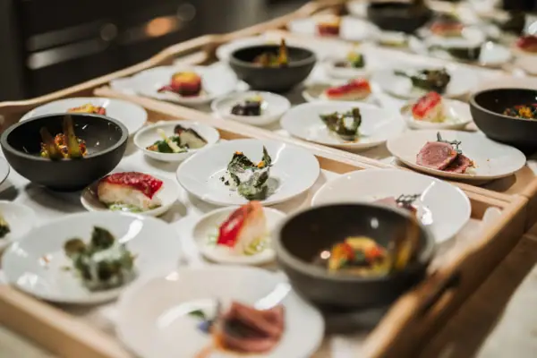 Kulinarische Auswahl im A-ROSA Gardasee Verschiedene kleine Tellergerichte mit mediterranen Spezialitäten