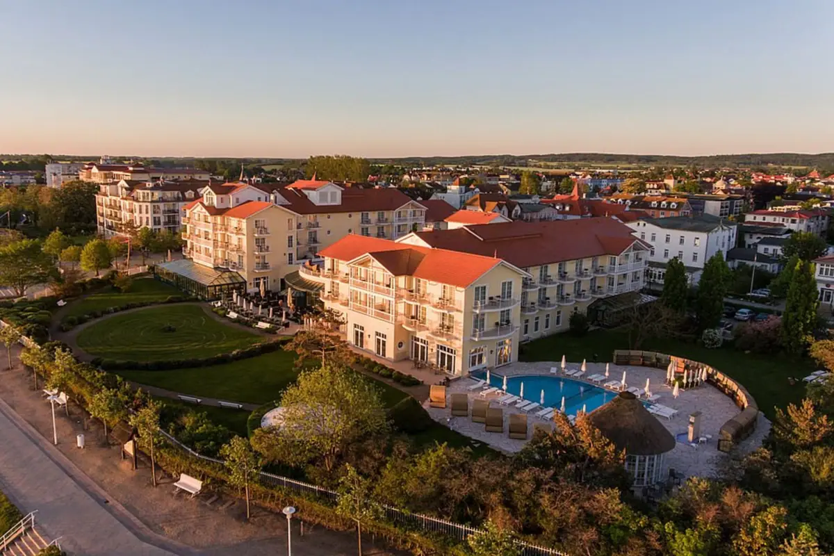 A-ROSA Ostseehotel Kühlungsborn Gebäudekomplex mit Pool in der Mitte
