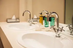 Badezimmer Waschbecken mit Seifenspendern im Badezimmer