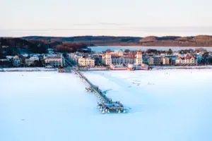 Seebrücke Binz Brücke über einen zugefrorenen See im Winter.