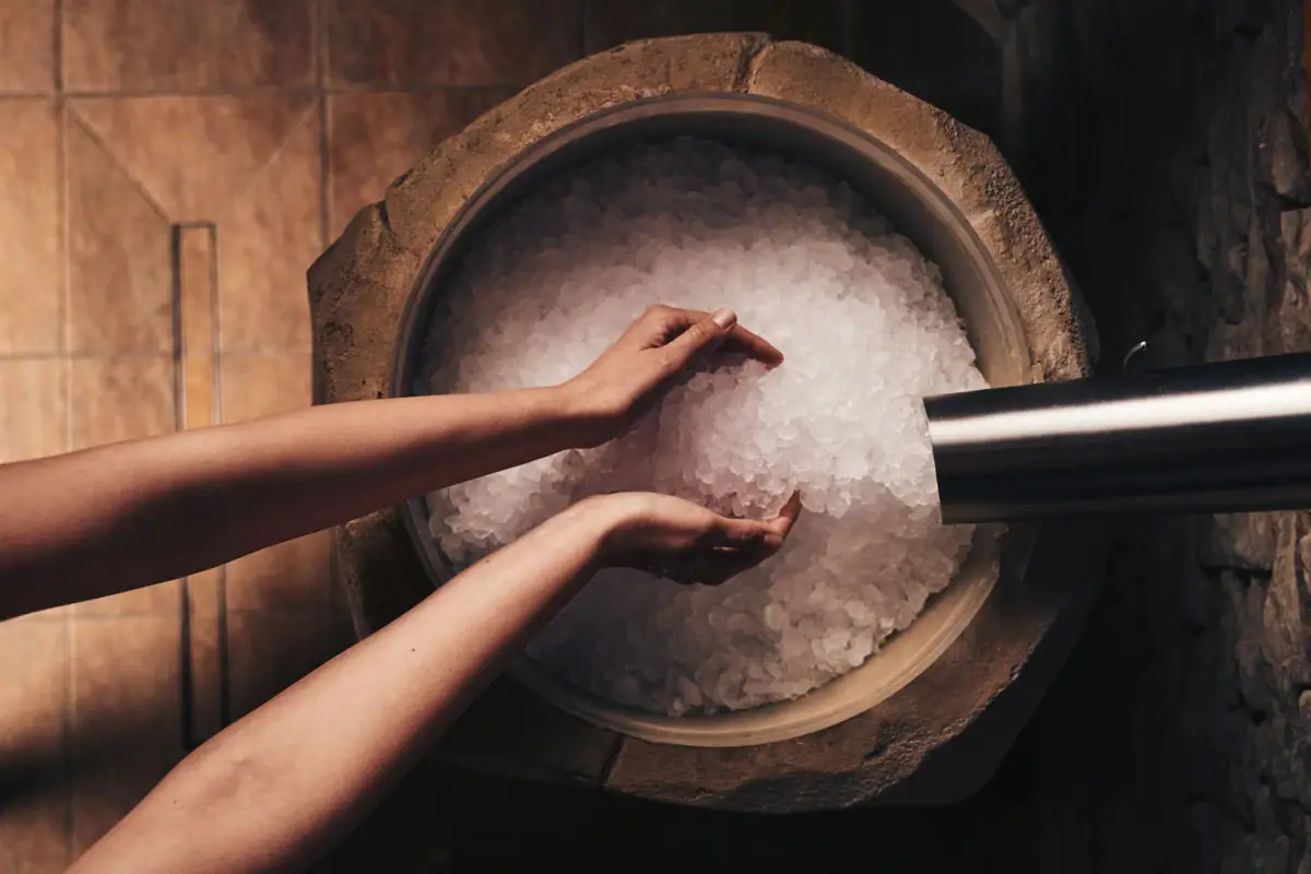 Eisbrunnen Hände einer Person über einer Schüssel mit Eis