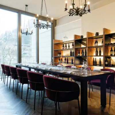 Ein Raum mit einem langen Tisch und Stühlen.