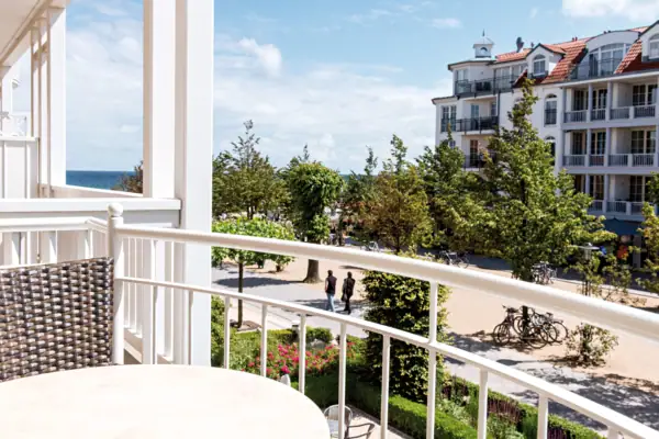 Ein Zimmer mit einem Bett und Stühlen.