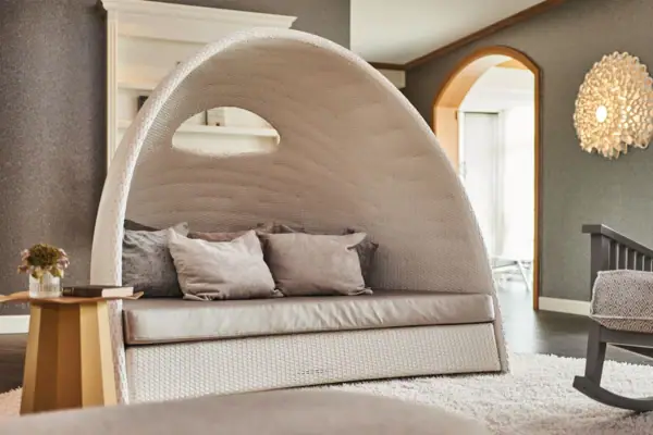 Ein Sofa mit Kissen in einem Raum.