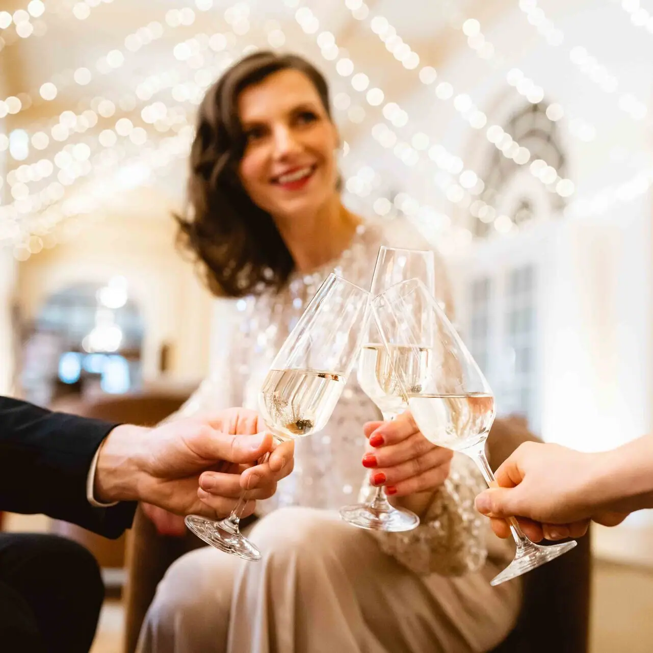 Veranstaltungen in Travemünde Eine Gruppe von Menschen stößt mit Weingläsern an.