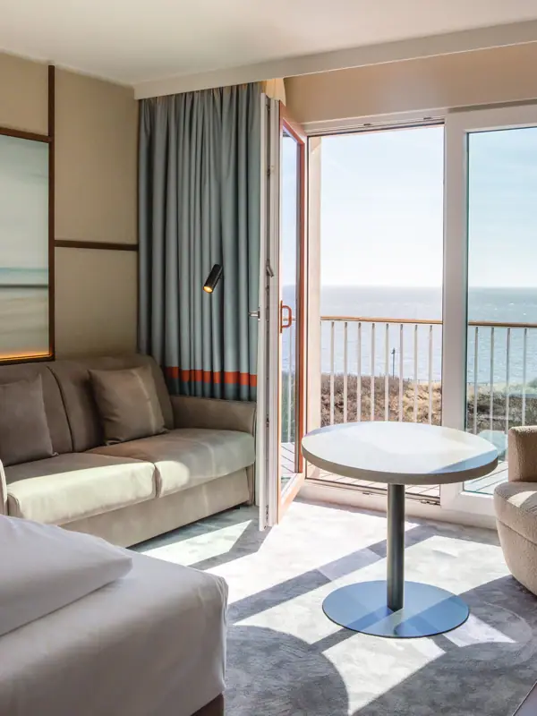 Doppelzimmer Meerblick Hotelzimmer mit Bett, Couch und Tisch